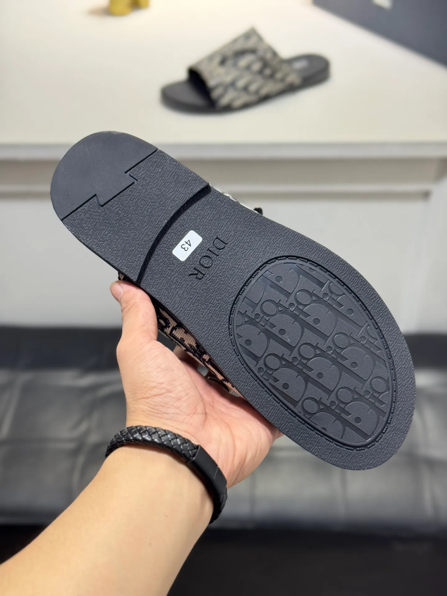 Men's men's shoes 💰320 [New style] 🦇🦇𝐂𝐡𝐫𝐢𝐬𝐭𝐢𝐚𝐧 𝐃𝐢𝐨𝐫 Dior slippers - the latest hot sandals, classic sandals, original replicas, super durable and versatile, cowhide leather with hardware accessories, very comfortable on the feet Look slim and white. Original molded outsole size: 38-44 (.45. Customized